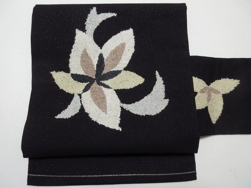 【人気セール，新作登場】 ドークブア 九寸名古屋帯 黒地 刺繍 花 極上の逸品 B21(仕立て上がり)｜売買されたオークション情報、yahooの商品情報をアーカイブ公開 - オークファン 仕立て上がり