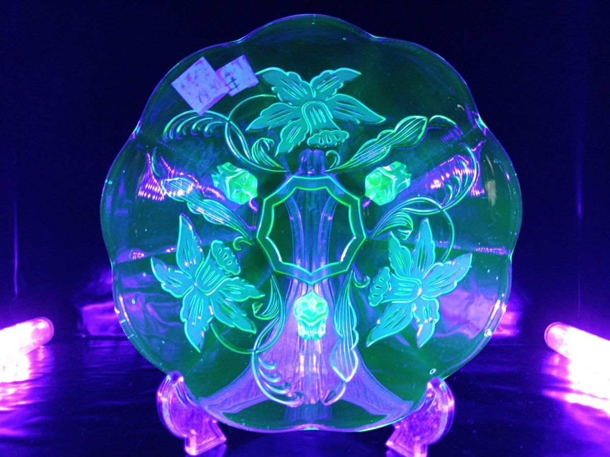 ボウル ガラス おしゃれ 耐熱ガラス 美しい花柄 ウランガラス 【中古