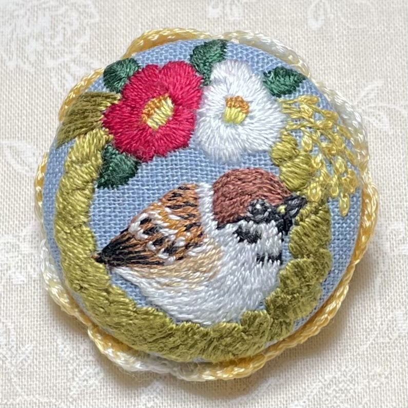 ブローチ　ハンドメイド　スズメとしめ縄　雀　注連縄　椿　お正月　初春　刺繍　刺しゅう　手刺繍　新品