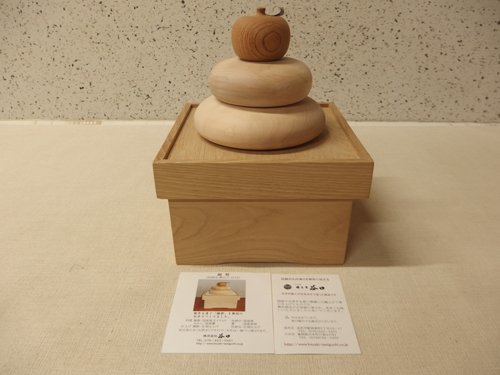 1220148s【谷口 無垢の白木鏡餅】正月飾り/置物/木工品/国産栃又イチョウ/国産欅/収納兼用の台付き/中古品