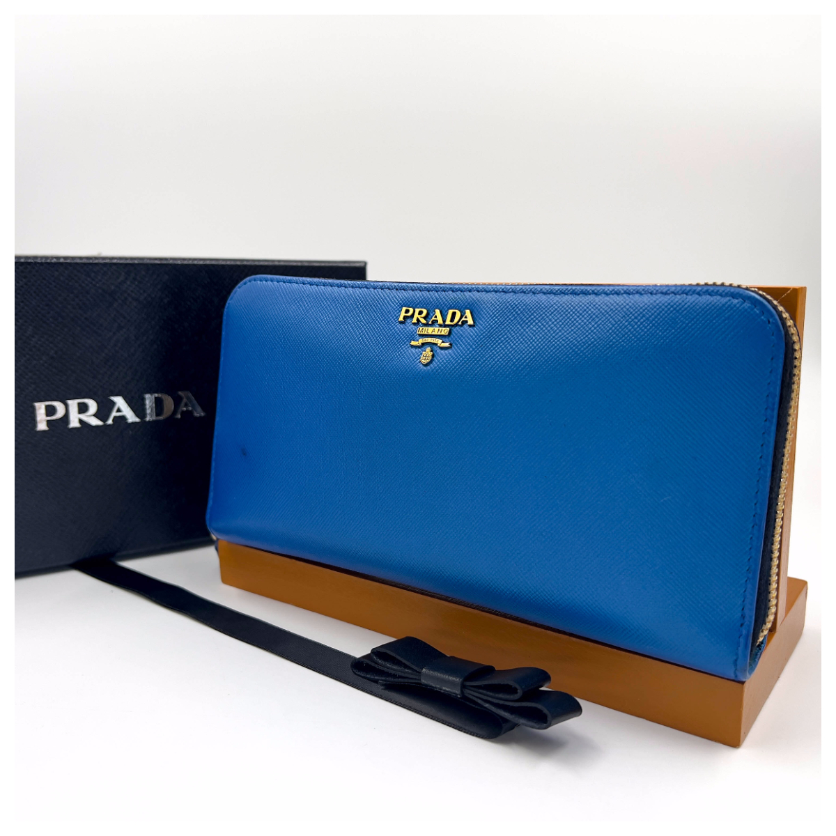 美品PRADA サフィアーノメタル ラウンドジップ 長財布 ブルー 金ロゴ