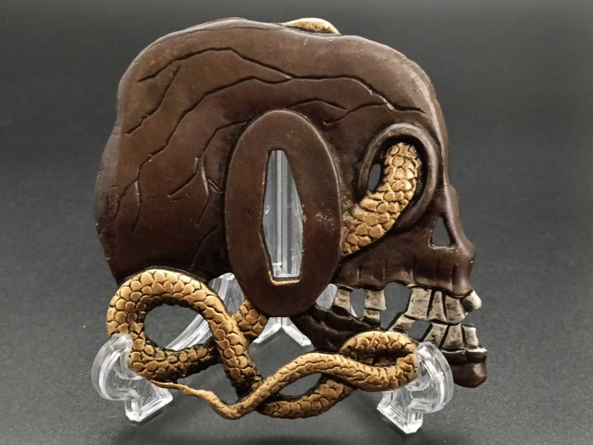 81721 日本刀装具 刀鍔　髑髏と蛇　銅地　細工　絵金銀　鍔 刀の鍔　つば 鐔 刀鐔　刀剣美術　148G