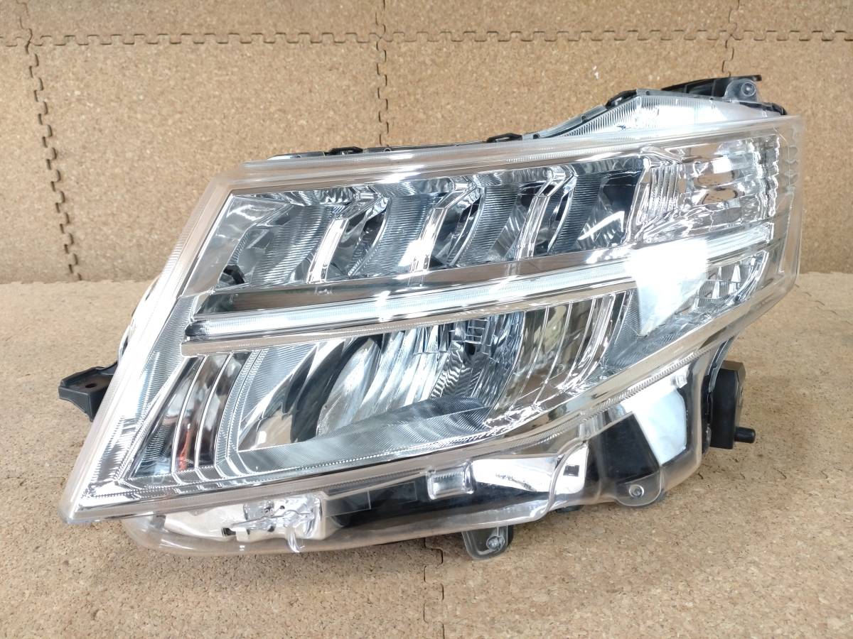 美品】トヨタ ルーミー M900A 左ヘッドライト LED STANLEY スタンレー 
