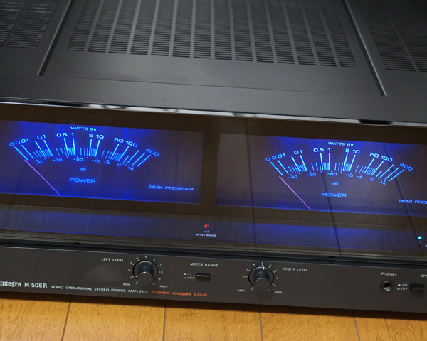 □ONKYO 大型メーターも魅力的なパワーアンプ M-506R / 130W+130W LED
