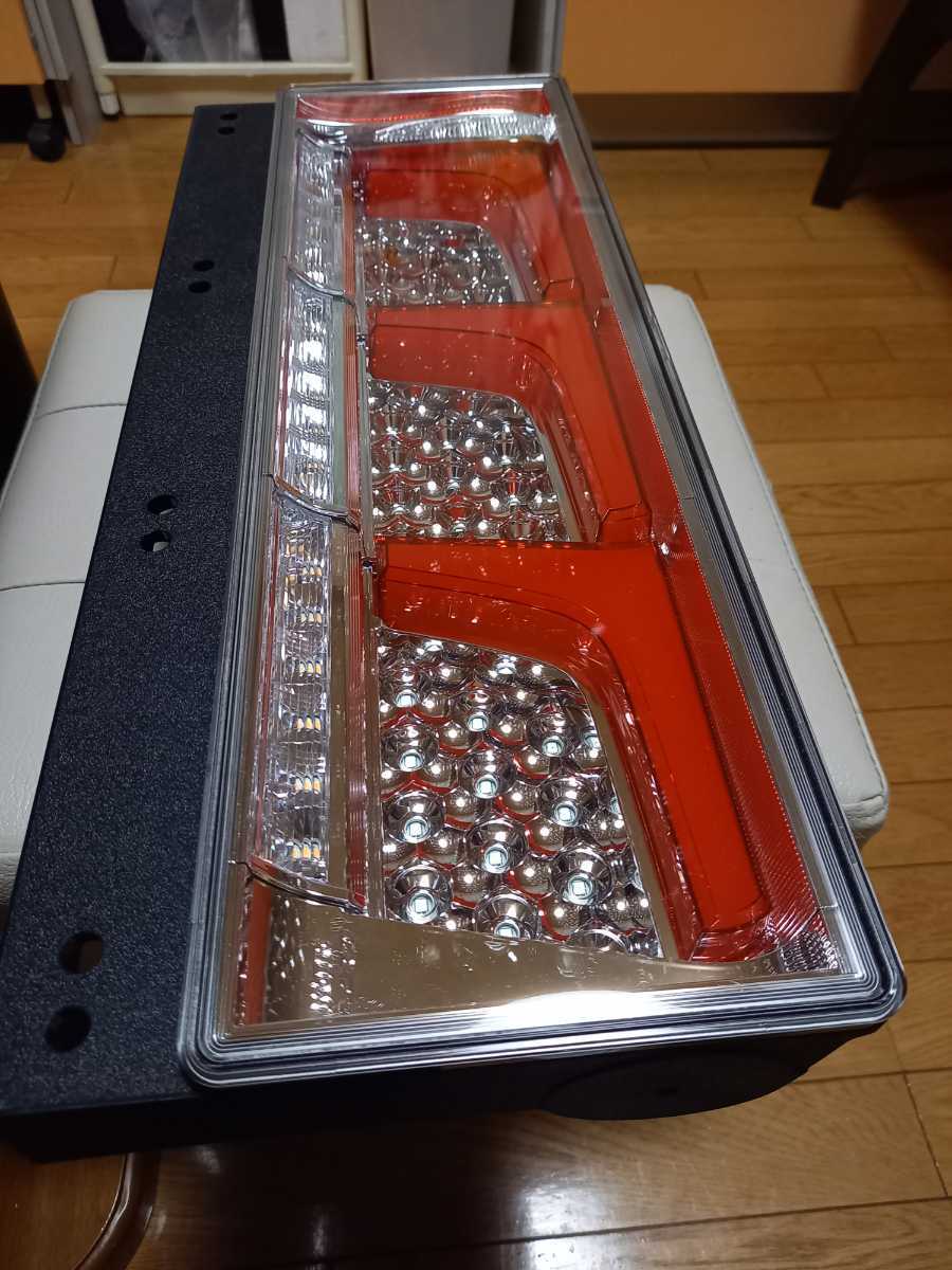 小糸製LEDテールランプ3連 左右2個セット ノーマルターン 新車外し