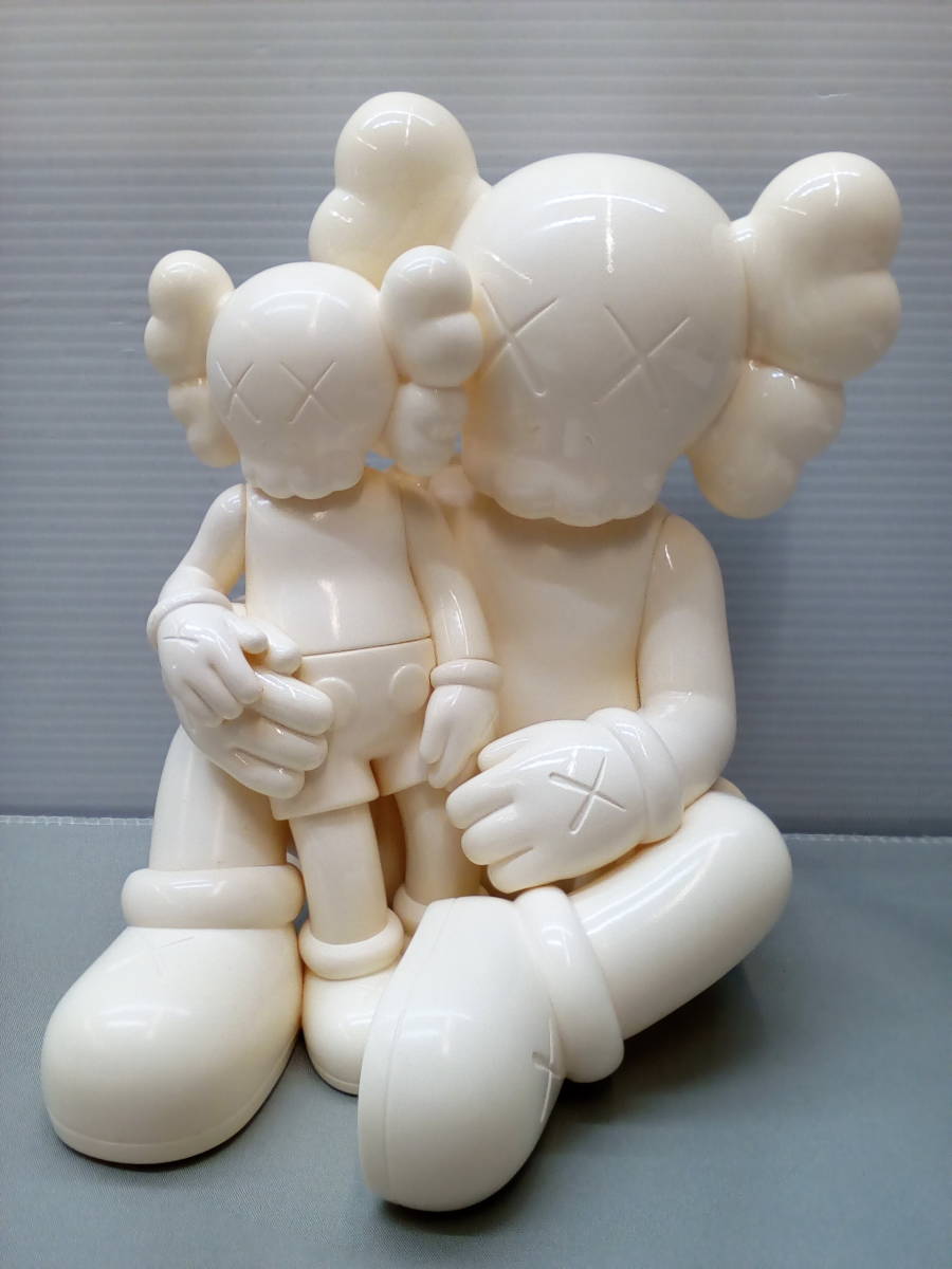 64-KT2557-100: KAWS Holiday Changbai Mountain Vinyl Figure Snowy WHITE 本体のみ