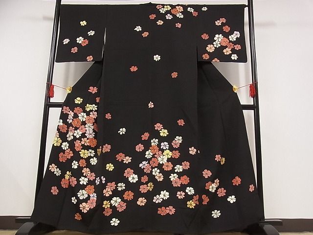 着物屋こころ■訪問着　駒刺繍　舞花文　黒地　金彩　着丈157cm　裄丈67cm　正絹　逸品　B-ph2542