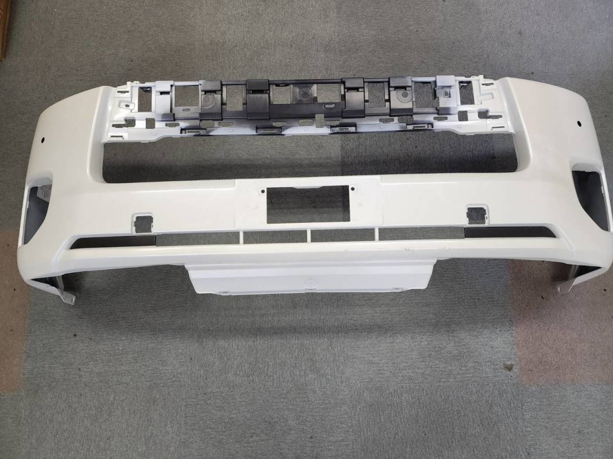 200系ハイエースレジアスエース　純正フロントバンパー　ナロー用　フォグ無し　パールホワイト　中古
