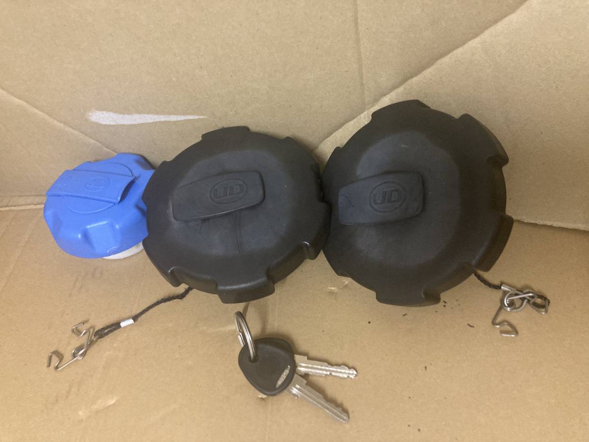UD　新型　クオン　純正　燃料タンク　アドブルータンク　キー付　キャップ