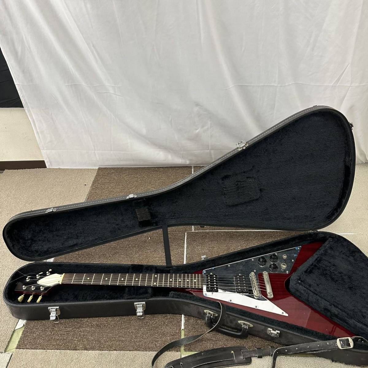 ☆【売り切り】Orvilleオービル　エレキギター Vシェイプ　ハードケース 付属　レッド　音出し確認済み品