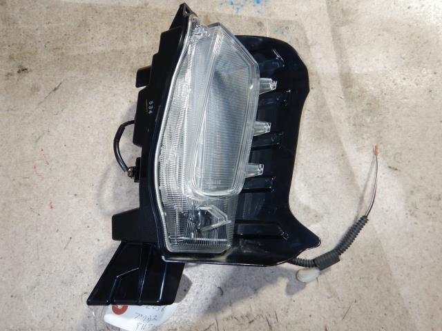 プリウスα DAA-ZVW40W 右フロントデイライト Y329218
