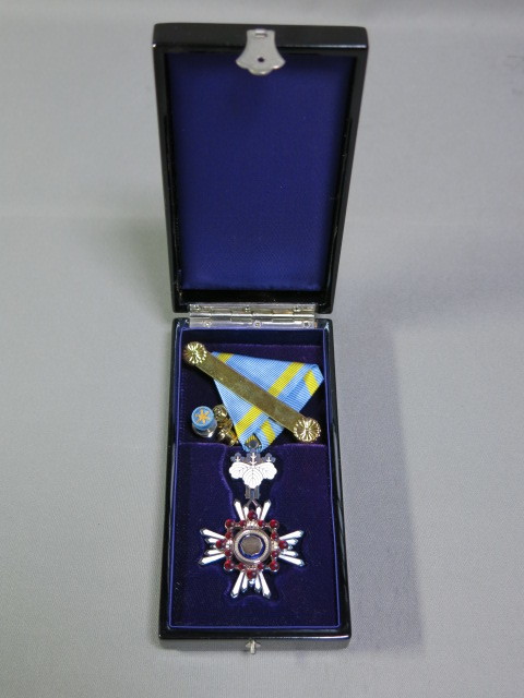 ☆平成【瑞宝単光章 鈕:五参桐 略綬 共箱 警察功績章 極美品 楯：警備