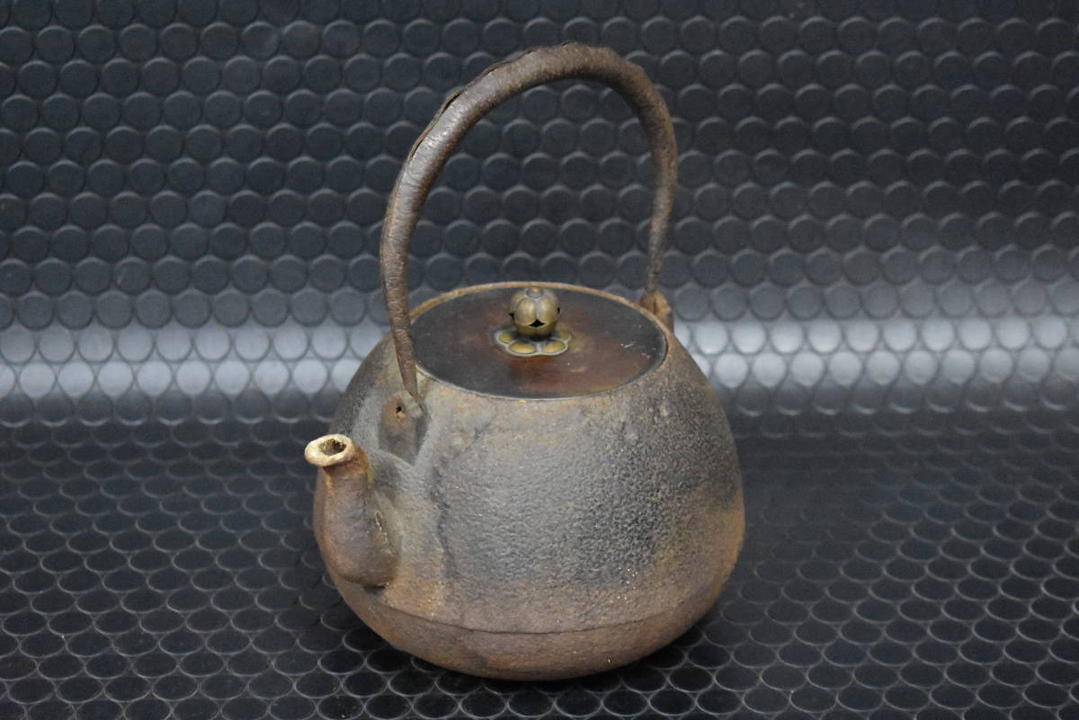 013 「鴻栄堂」南部鉄瓶 満水1700mL 重さ2099g 水漏れはありません