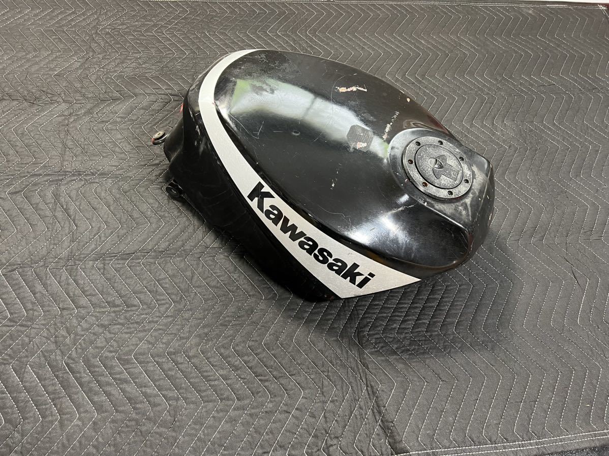 【最新作，本物保証】 GPZ400R 純正ガソリンタンク 黒銀 状態良好 ストック品 160サイズ