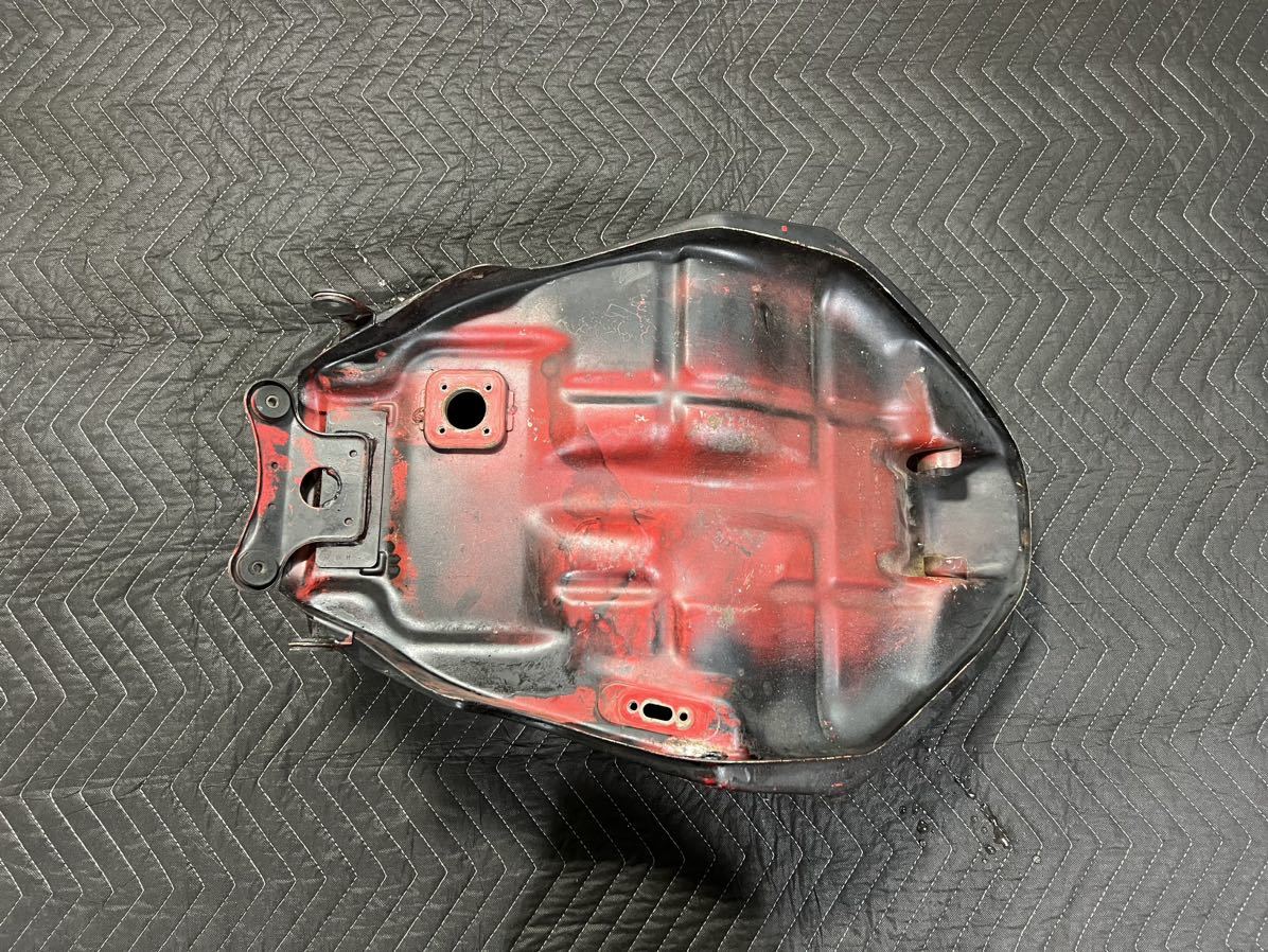 【最新作，本物保証】 GPZ400R 純正ガソリンタンク 黒銀 状態良好 ストック品 160サイズ