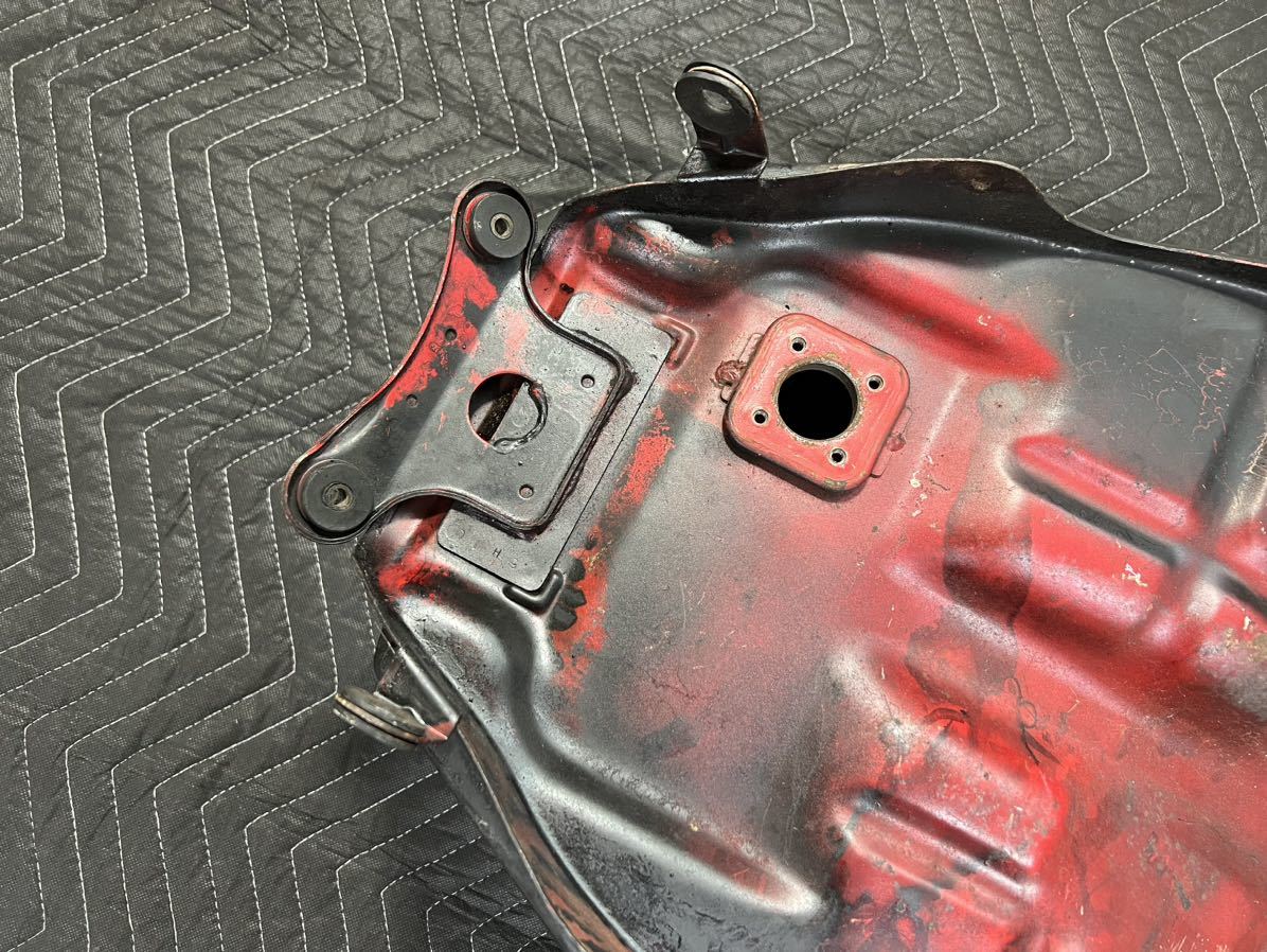 【最新作，本物保証】 GPZ400R 純正ガソリンタンク 黒銀 状態良好 ストック品 160サイズ