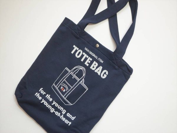 送料無料!! VAN JAC ヴァンヂャケット 使い勝手抜群!!トートアーチロゴプリント/レジャースエットトート&エコバックNAVY