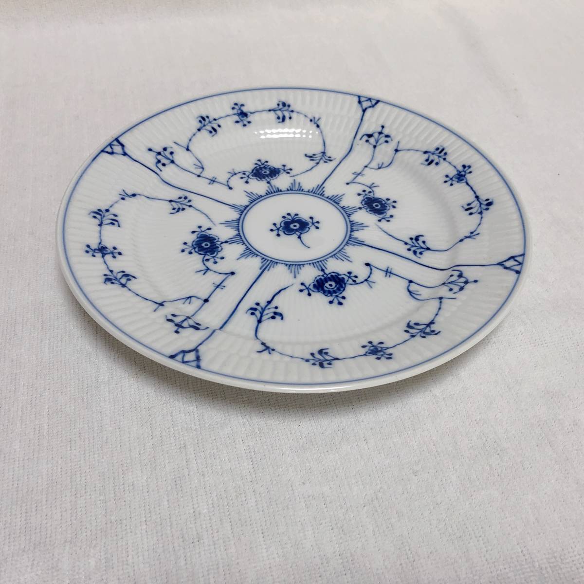  ROYAL COPENHAGEN ロイヤルコペンハーゲン プレート 約：直径25cm 深さ3cm 箱付(ロイヤルコペンハーゲン)｜売買されたオークション情報、yahooの商品情報をアーカイブ公開 - オークファン ロイヤルコペンハーゲン