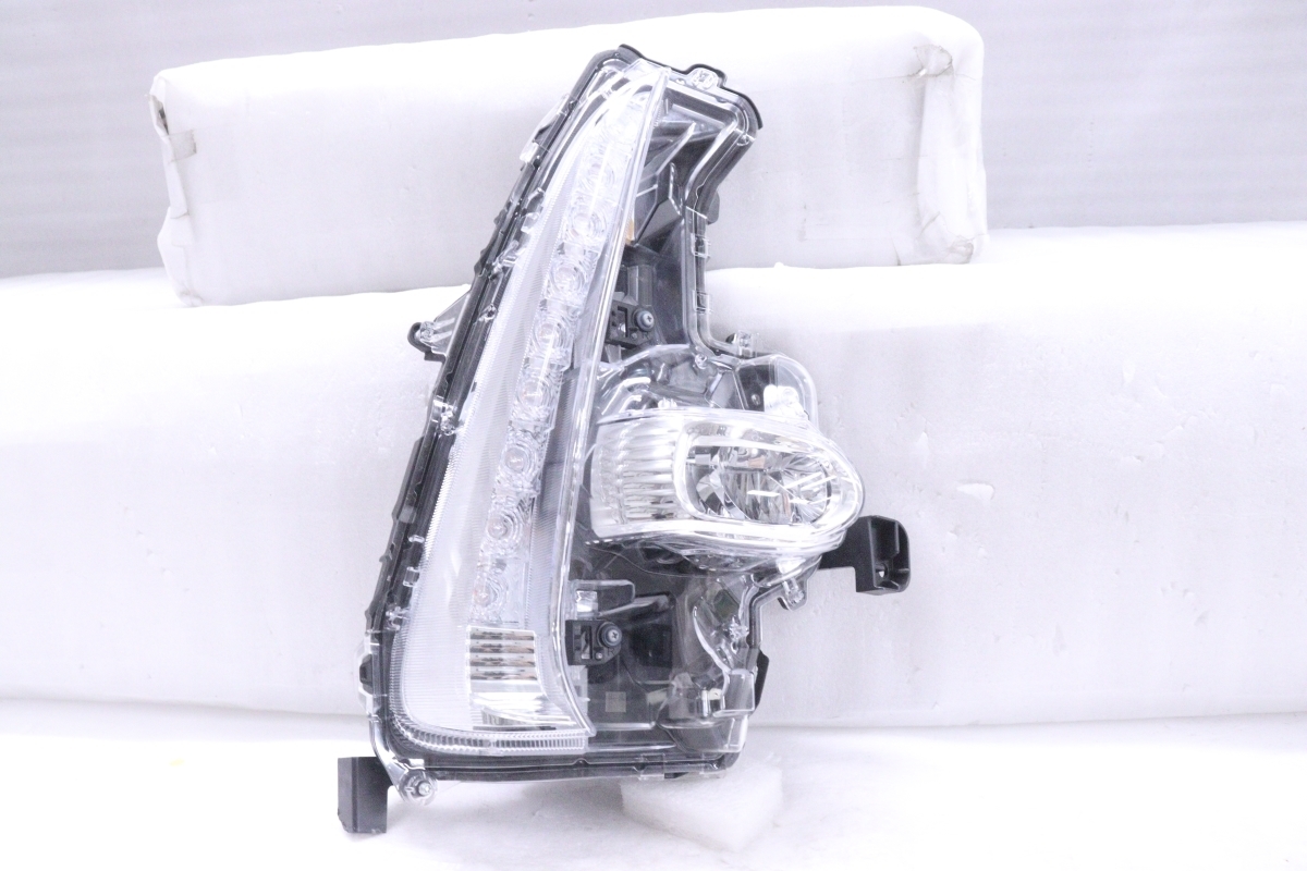 プリウスPHV　ZVW52　右フロントターンシグナルランプ　フォグランプ　美品 28-2388☆美品☆LED ZVW52 プリウスPHV☆右フロントターンシグナル