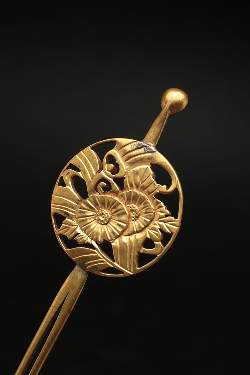 HX916 時代 和装小物 金工 金鍍金 菊透彫図 平打ち簪 全長18cm 重15g 
