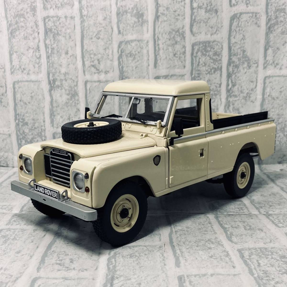京商扱い輸入モデル ユニバーサルホビー 1/18 1971年型 ランドローバー シリーズIII 2ドアピックアップ クリームホワイト