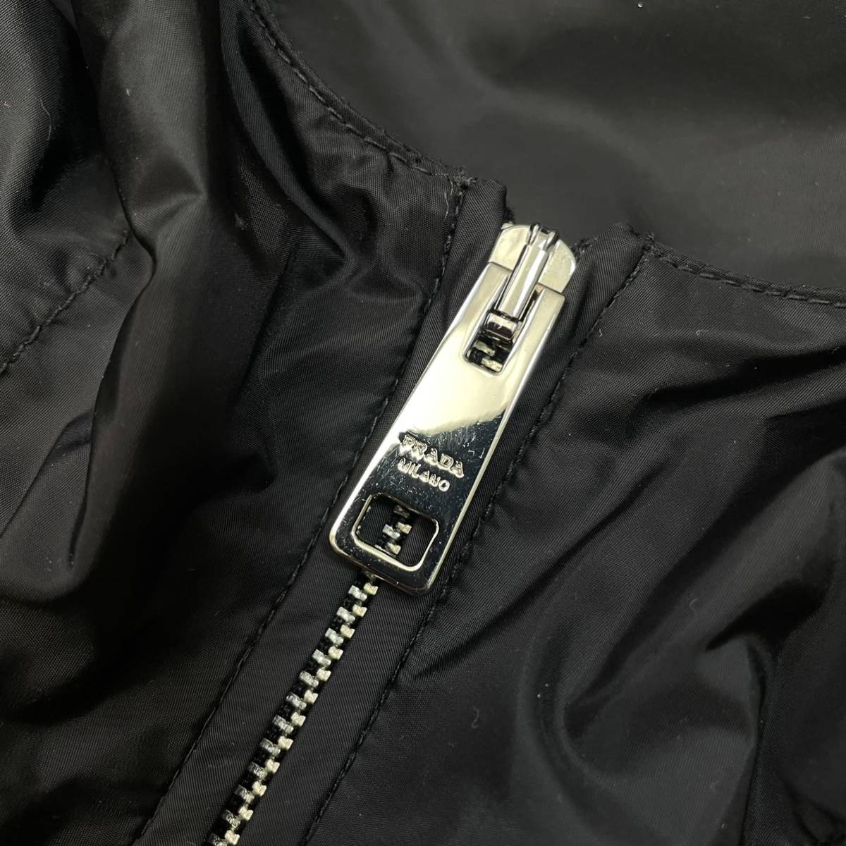 美品！PRADA【高級感溢れる1着】プラダ 三角プレート マウンテン 
