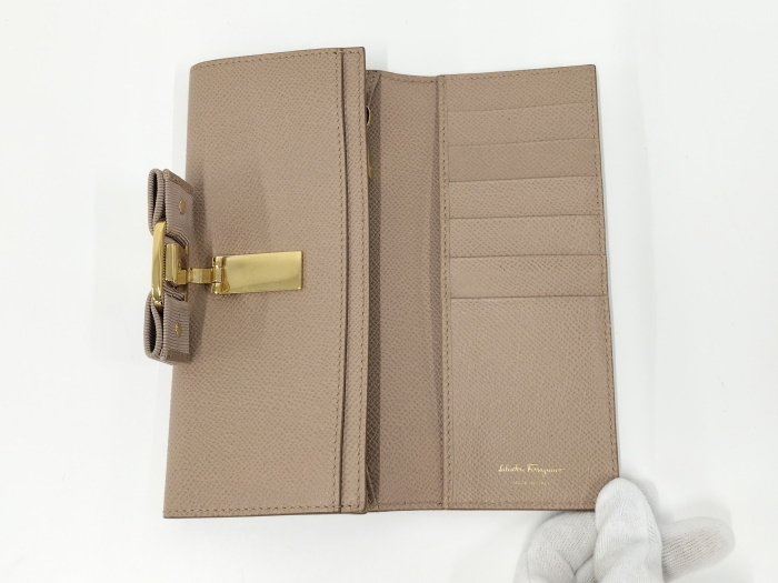 中古】Salvatore Ferragamo 二つ折り長財布 ヴァラリボン レザー