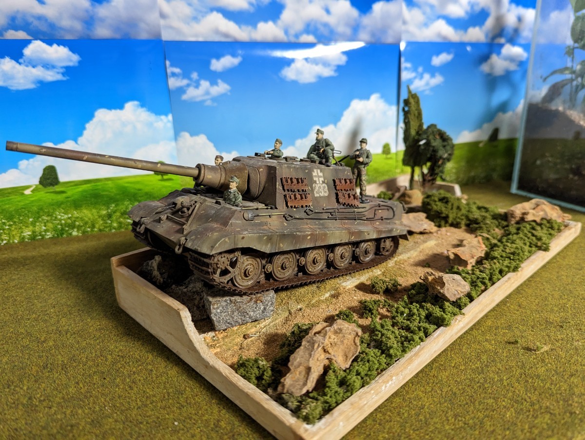 タミヤ35/1ドイツ軍キングタイガー戦車の行進シーンのジオラマです全長 