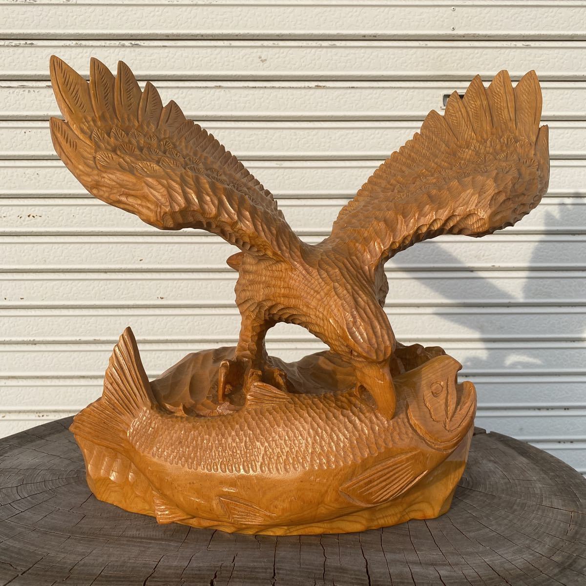 木彫り彫刻 《一刀彫 鷹捕魚》置物　美術品　雑貨その他　