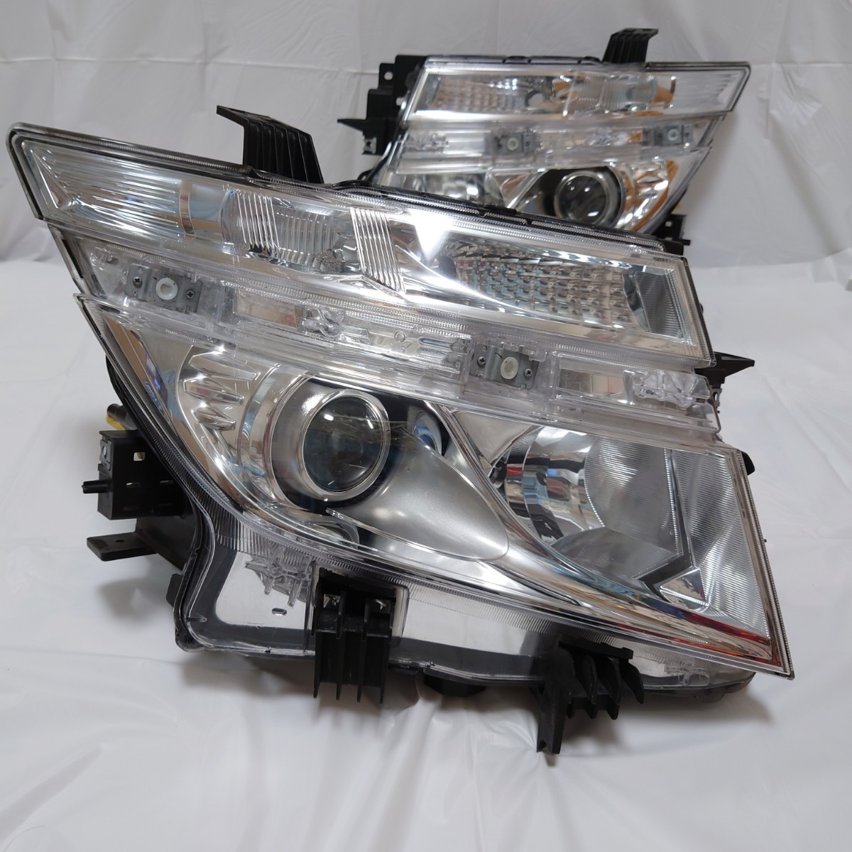 エルグランド 左右純正ヘッドライトPNE52前期 バラスト付き100-23009