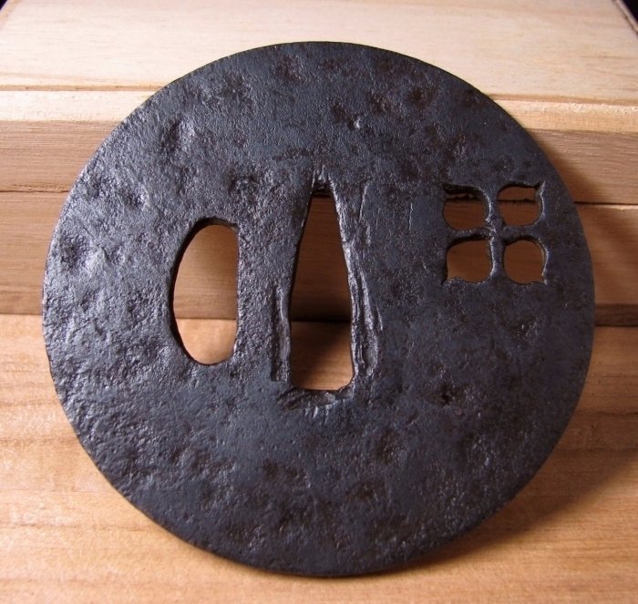 Yahoo!オークション - 時代武具 鉄地透かし鍔 ［銘 江府住正栄］ 桐箱