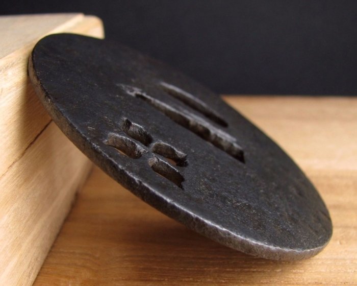 Yahoo!オークション - 時代武具 鉄地透かし鍔 ［銘 江府住正栄］ 桐箱