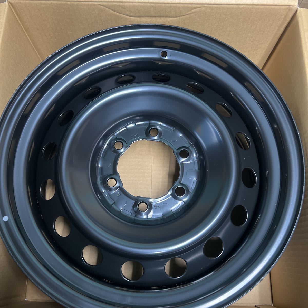 驚きの破格値，SALE FJクルーザー スチールホイール 4本セット エアーバルブ付き ランクル ハイエース 70 77 60 78プラド90 ハイラックス(6穴)｜売買されたオークション情報、yahooの商品情報をアーカイブ公開 - オー 6穴