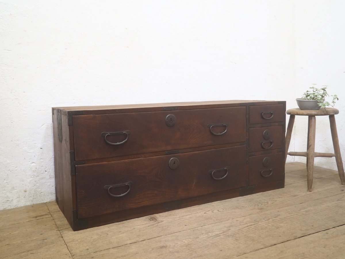 もち出品 タ荷J0057◇H48cm×W115cm◇アンティーク◇重厚な前欅の時代箪笥