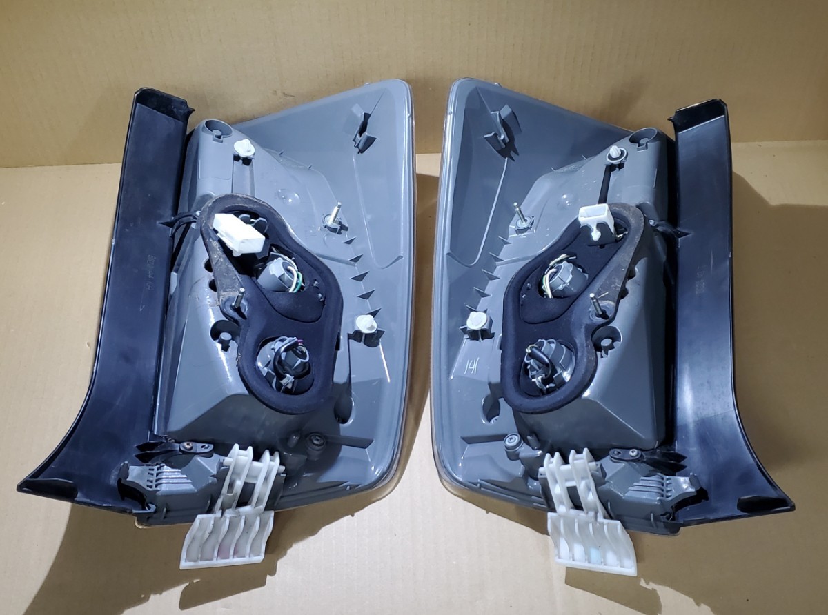 トヨタ プリウス ZVW30 後期 純正 テールランプ 左右セット STANLEY 47