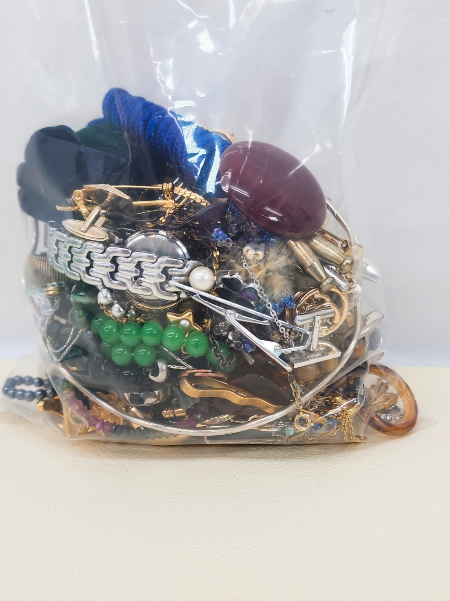 大量まとめイミテーションアクセサリー1kgネックレス、タイピン、リング、イヤリング、ブローチ、パール他　#石4-13-9