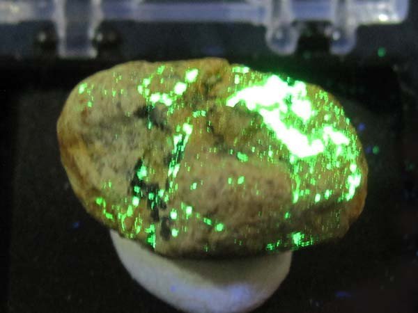 日本の鉱物　岡山県人形峠鉱山の燐灰ウラン石/結晶が群生