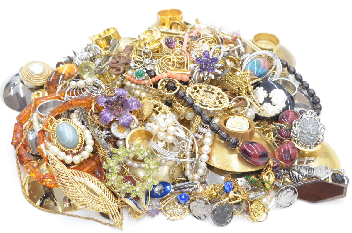  町田ALL 約2㎏超 ⑤ネックレス ブローチ イヤリング 盃 など イミテーションアクセサリー イミテ 大量まとめ 約2418g(ネックレス、ペンダント)｜売買されたオークション情報、yahooの商品情報 その他