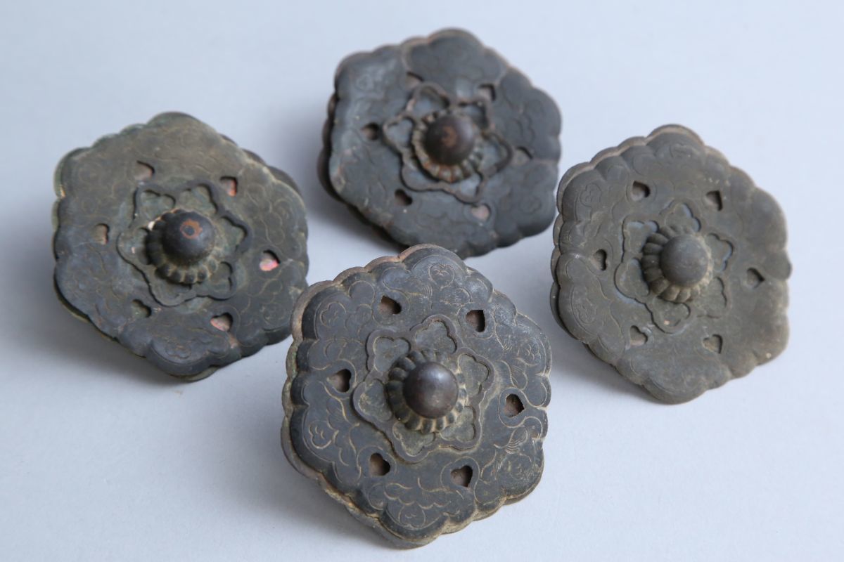 [270960]古銅 猪目透かし六角花文 釘隠し 4点◆金工/古美術/建具/装飾金具/大工道具/古民具/古道具/時代/骨董/うぶ品 刀部 京都製 錺金具釘隠し 4.5寸銅地に本金鍍金 六葉(古代型) 金鍍金
