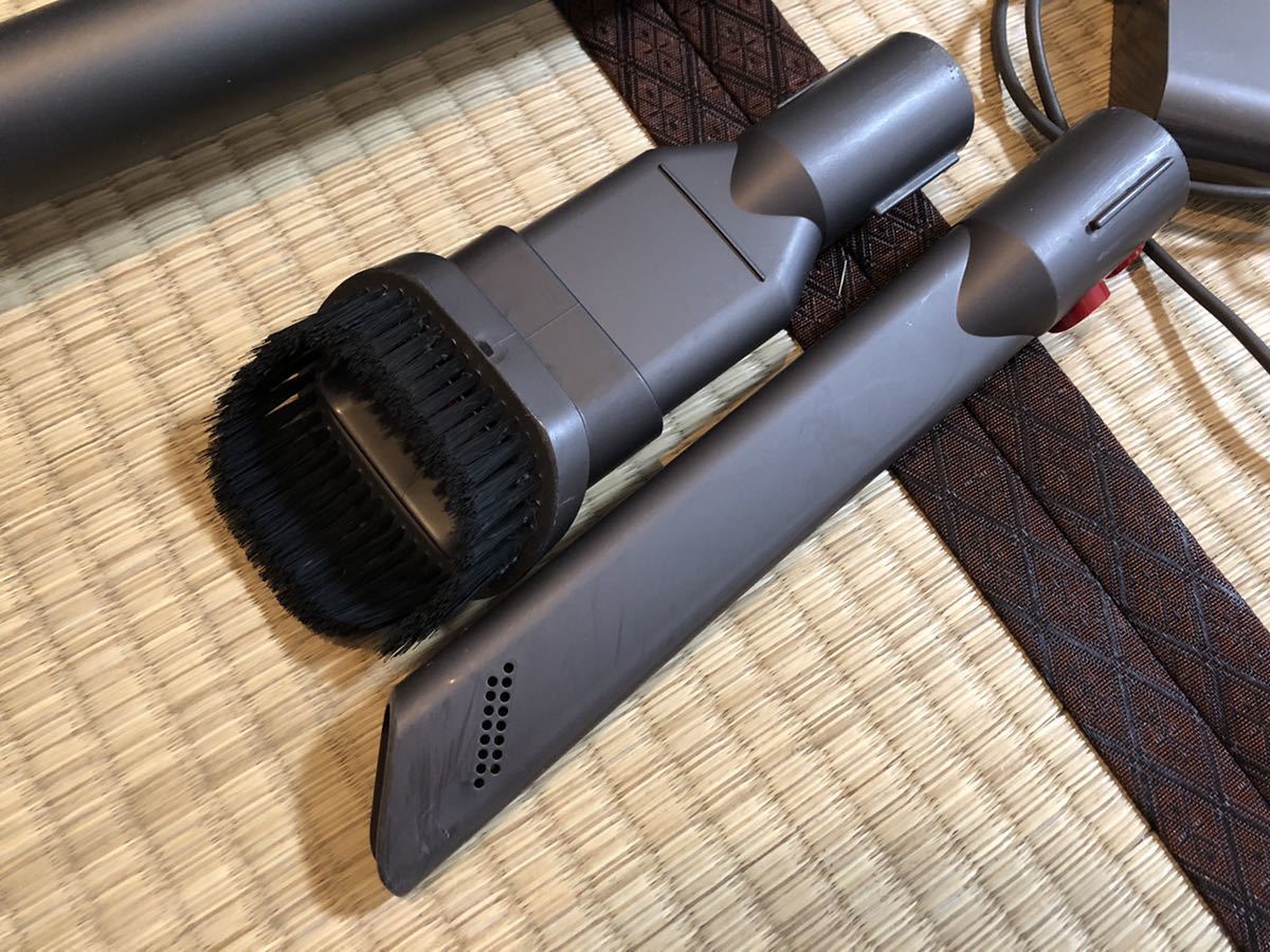 ○中古 dyson(ダイソン)コードレスクリーナー v7 Slim SV11 SLM【B8V