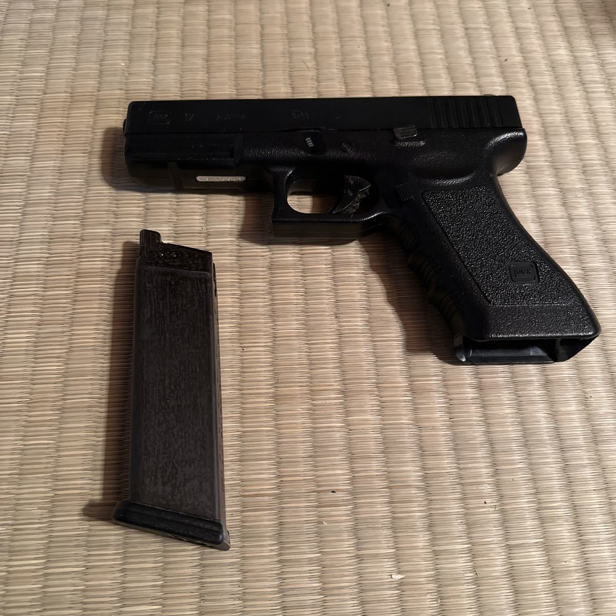 Glock 17 ガスガン 9x19mm オーストリア製 マガジン2個付き Glock 17