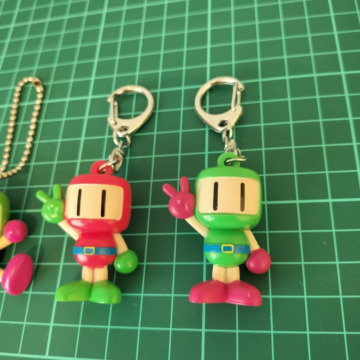 HUDSON SOFT ボンバーマン フィギュアキーホールダー 赤 緑 4個セット 