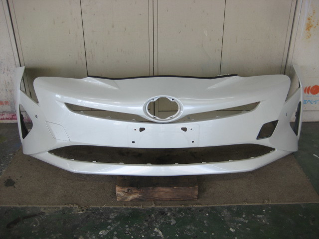 修理可能品　トヨタ　プリウス ZVW50/ZVW51/ZVW55 前期 　純正フロントバンパー 52119-47700　管理S2171