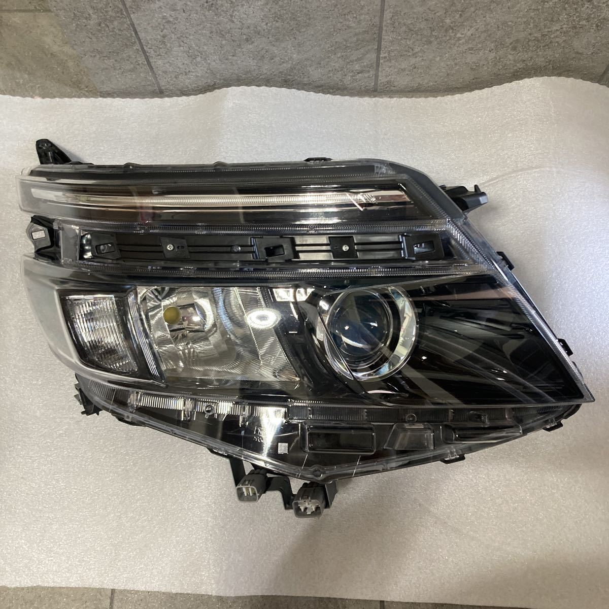 トヨタ ヴォクシー 80系前期型 右側 純正LEDヘッドランプユニット
