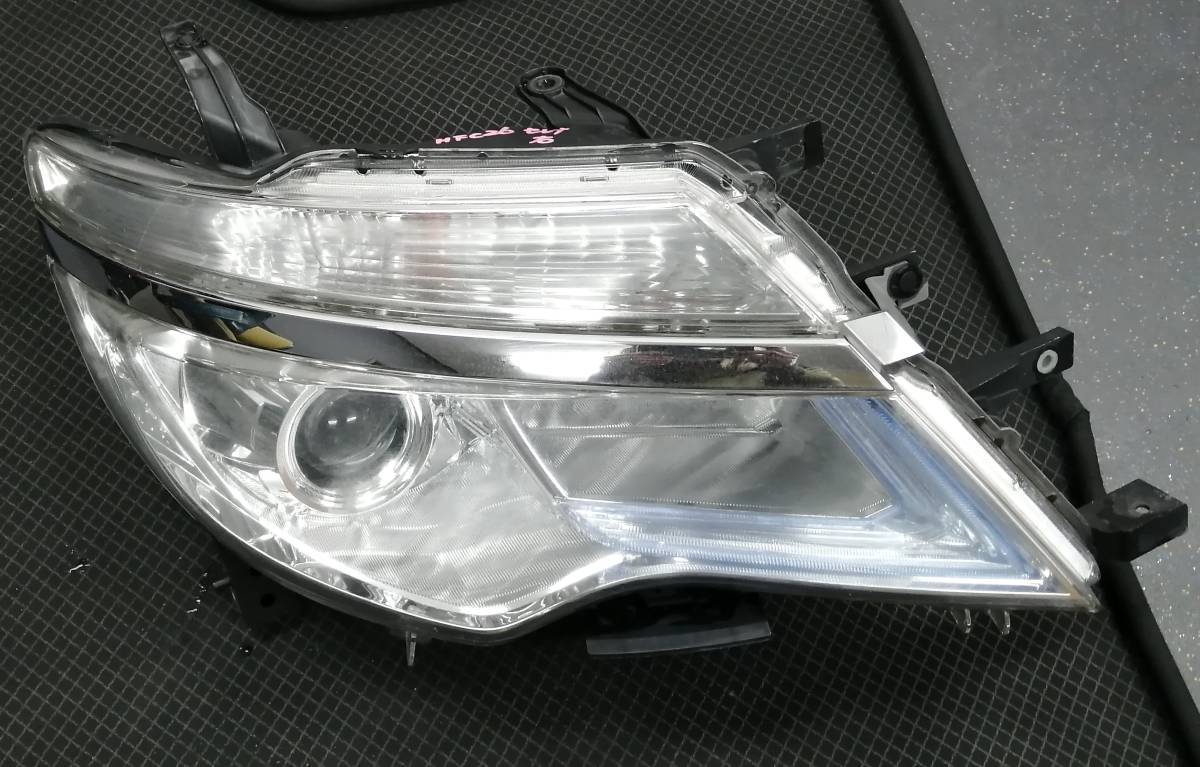 日産セレナ　HFC26　右ヘッドライト　KOITO　100-23682