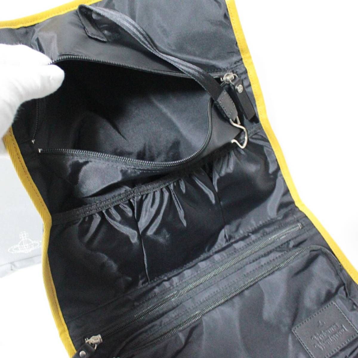 新品 ヴィヴィアンウエストウッド ラインエンボスORBシリーズ クラッチ 