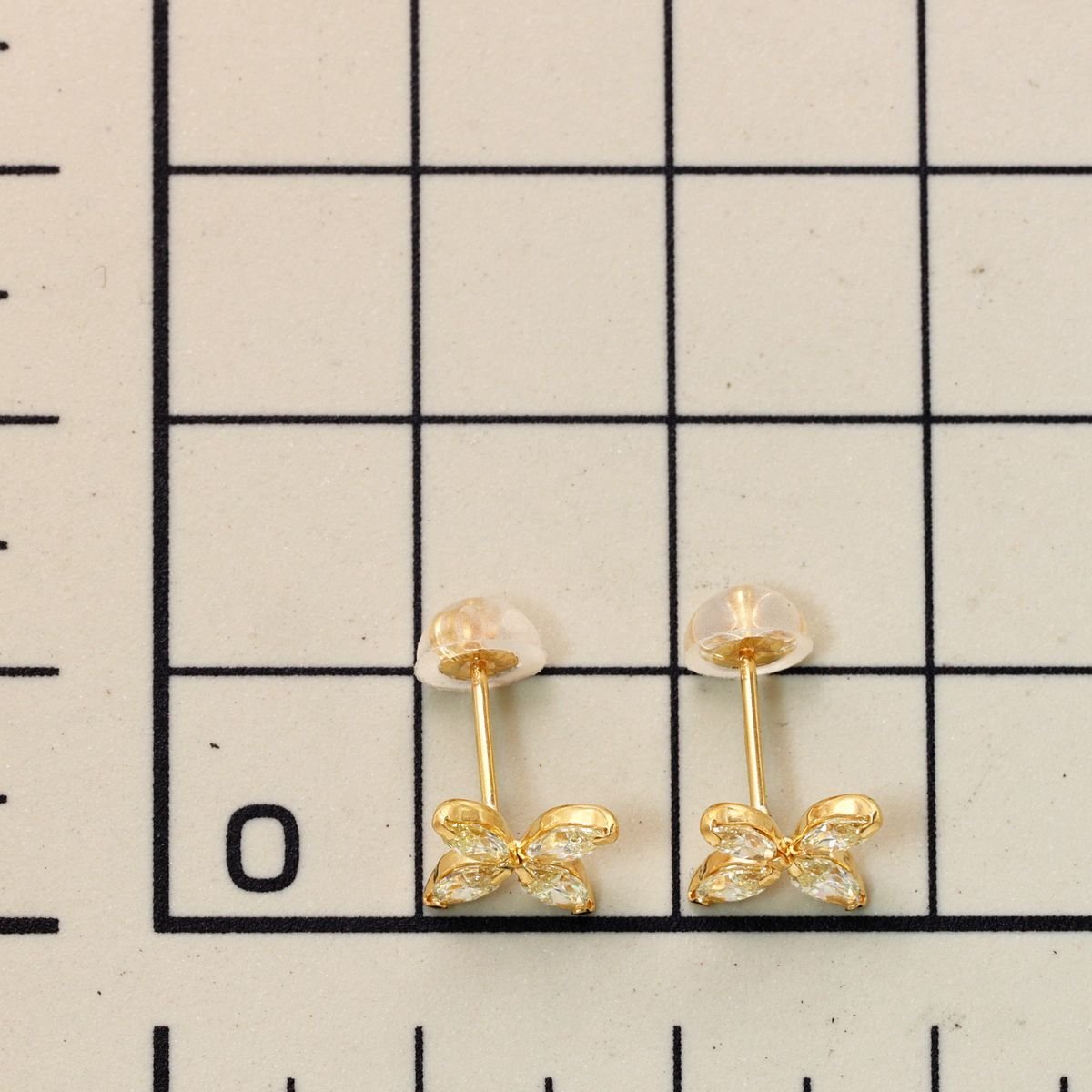 楕円形のカットが優しい印象を与えるクロスモチーフ K18 ダイヤモンド 