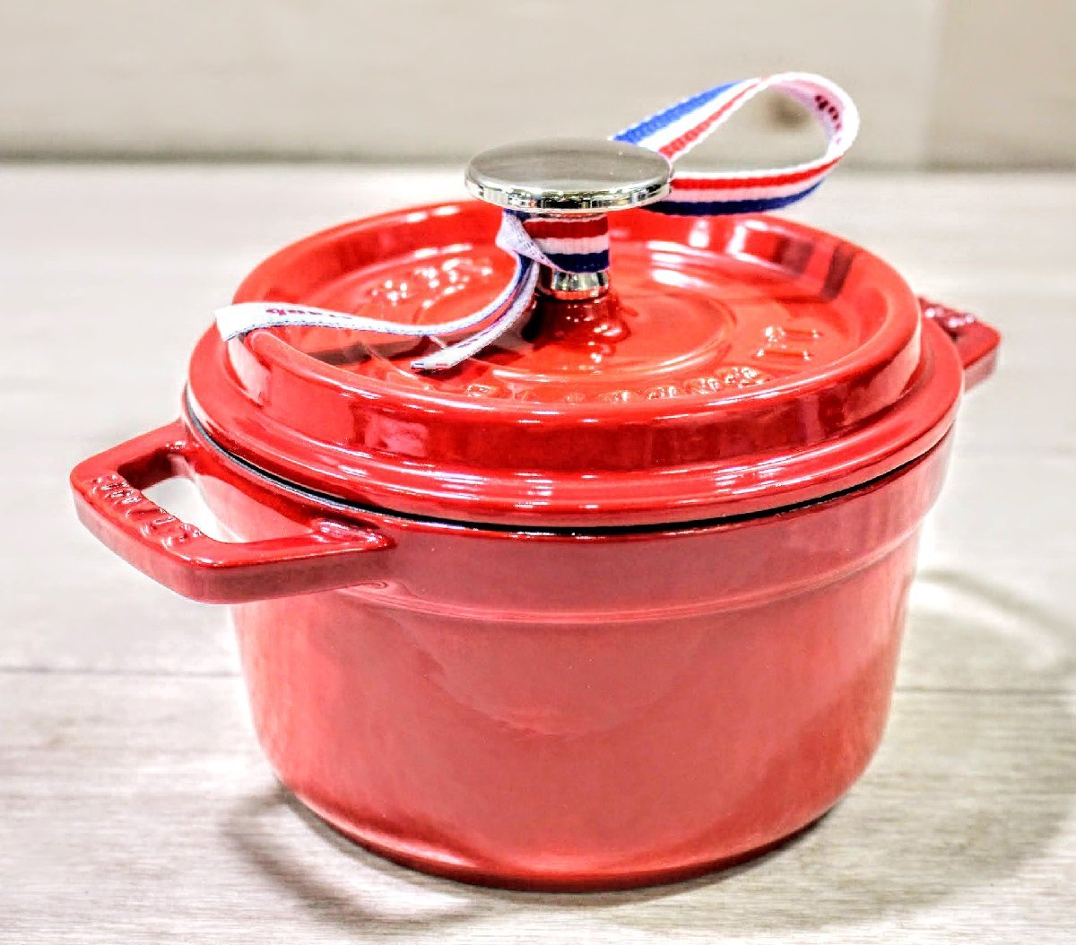 未使用品☆ストウブ(STAUB)ピコ・ココット ラウンド/チェリー 未使用品☆ストウブ(STAUB)ピコ・ココット ラウンド/チェリー