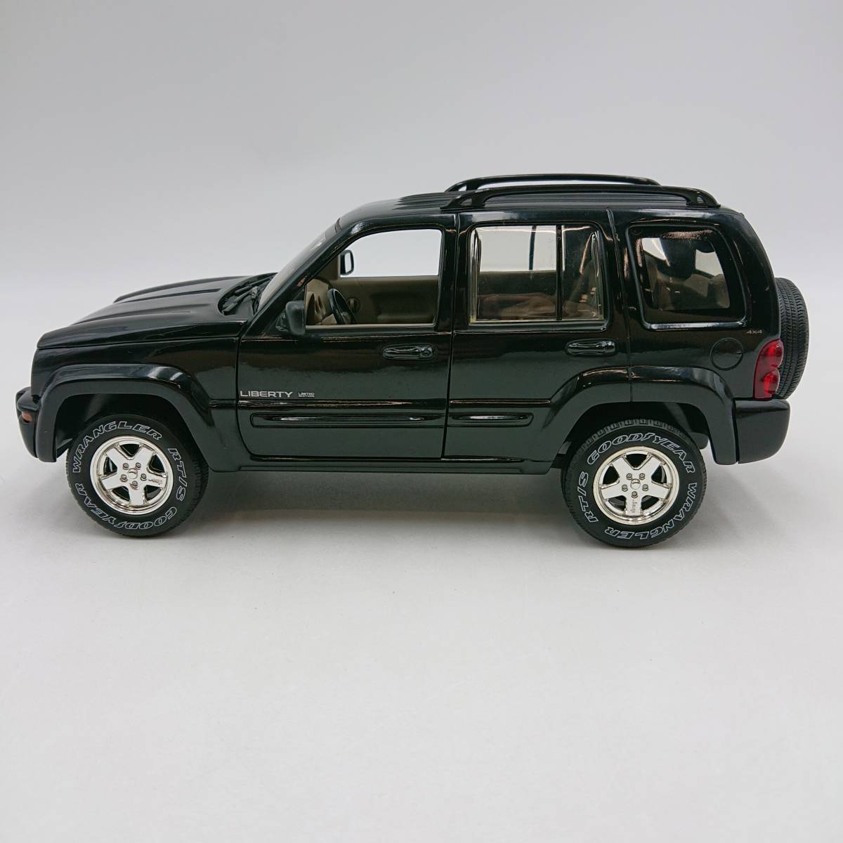 玩B76 ミニカー Matchbox Motor Trend Jeep Liberty 黒 1/18 マッチ 