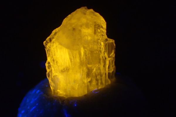 強蛍光結晶 ウエルネライト ウェルネル石 アフガニスタン産 2.4ct ⑦